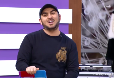 Tolik efirə Ermənistanın gerbi əks olunan paltarda çıxdı? - FOTOLAR