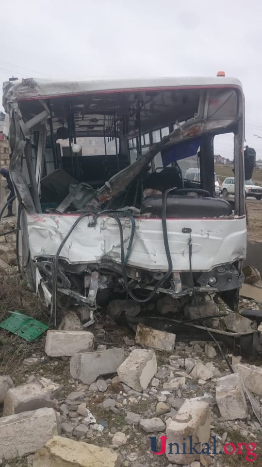 Bakıda DƏHŞƏTLİ QƏZA: Avtobus şirkətin hasarına çırpıldı (FOTO)