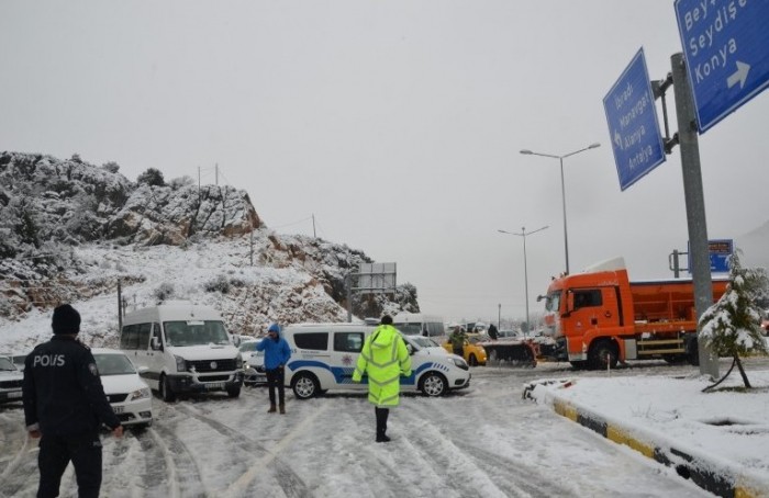 Qonşu ölkədə qar nəqliyyatın hərəkətini iflic etdi - FOTO