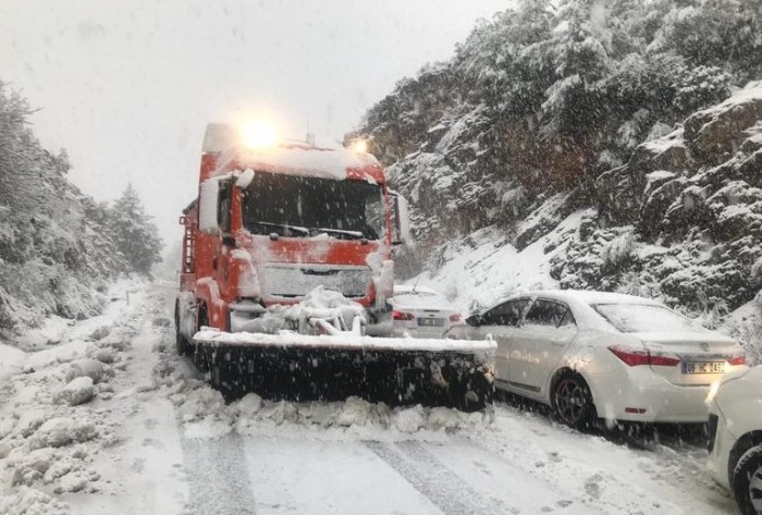 Qonşu ölkədə qar nəqliyyatın hərəkətini iflic etdi - FOTO
