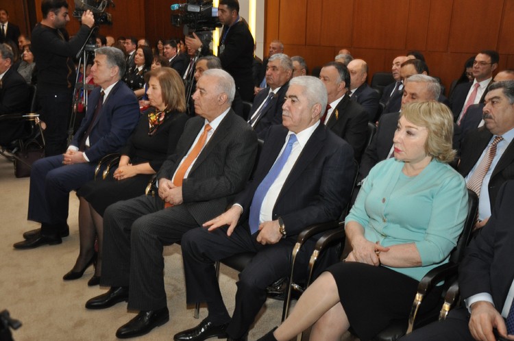 Əli Əhmədov YAP-çı deputatları topladı - Vətəndaşlarla bağlı tapşırıq verildi