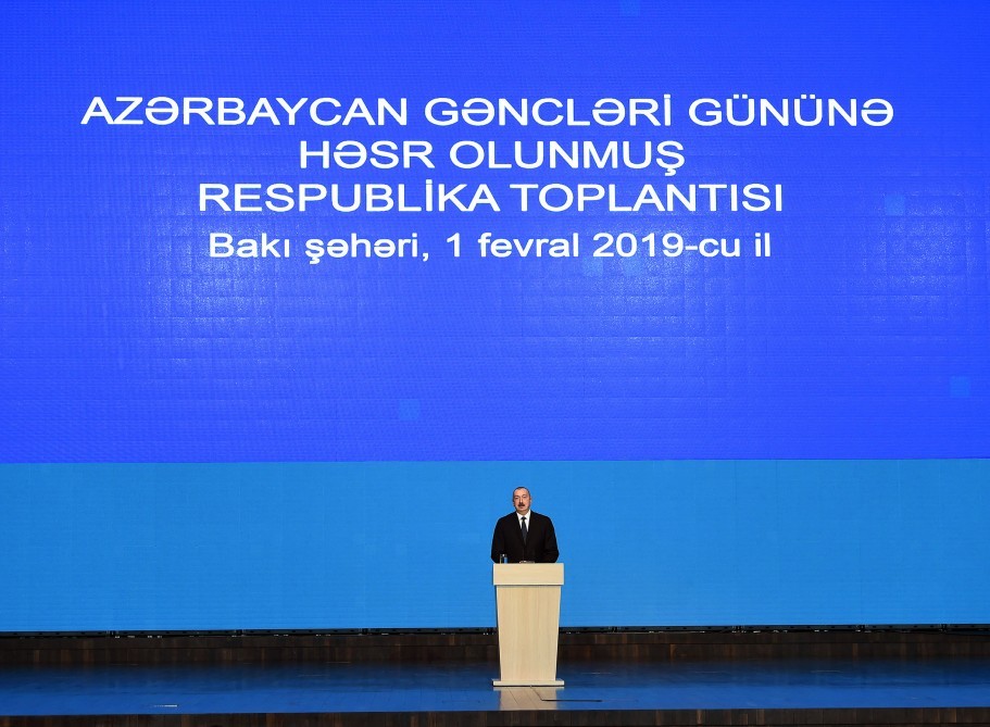 İlham Əliyev və birinci xanım gənclərlə görüşdü (FOTO-YENİLƏNİB)
