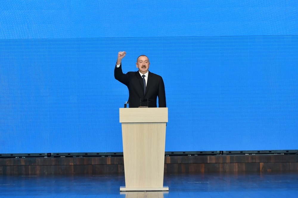 İlham Əliyev və birinci xanım gənclərlə görüşdü (FOTO-YENİLƏNİB)