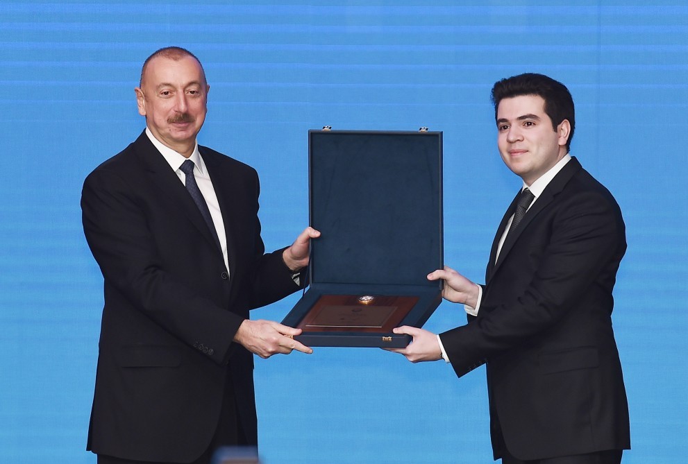 İlham Əliyev və birinci xanım gənclərlə görüşdü (FOTO-YENİLƏNİB)