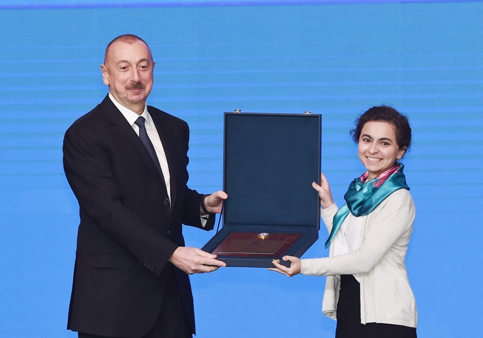 İlham Əliyev və birinci xanım gənclərlə görüşdü (FOTO-YENİLƏNİB)