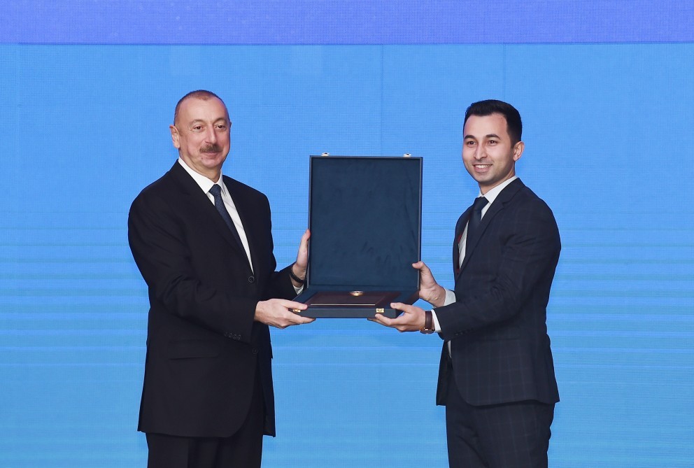 İlham Əliyev və birinci xanım gənclərlə görüşdü (FOTO-YENİLƏNİB)