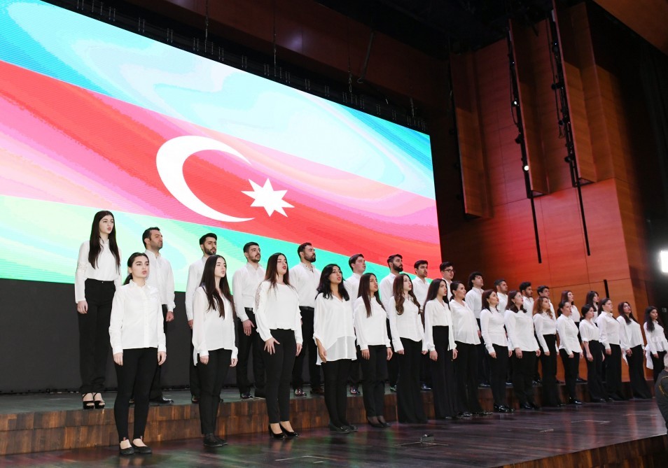 İlham Əliyev və birinci xanım gənclərlə görüşdü (FOTO-YENİLƏNİB)