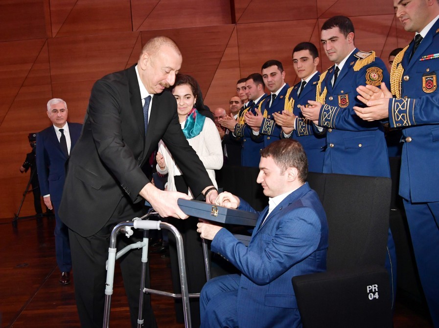 İlham Əliyev və birinci xanım gənclərlə görüşdü (FOTO-YENİLƏNİB)