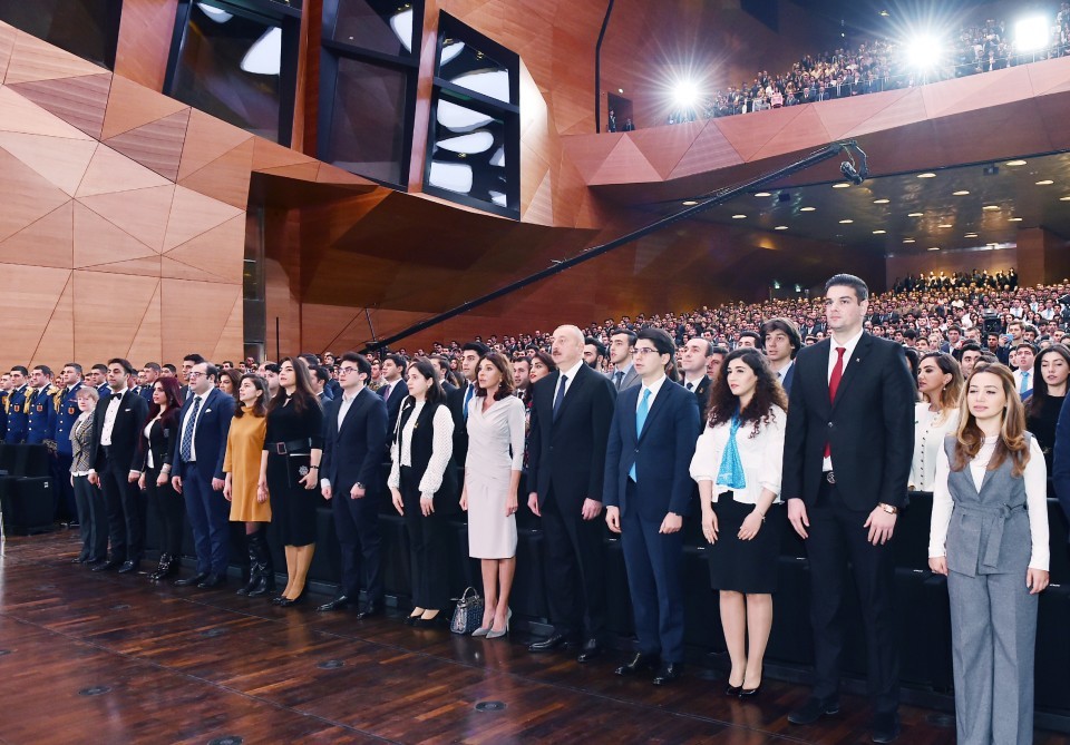 İlham Əliyev və birinci xanım gənclərlə görüşdü (FOTO-YENİLƏNİB)