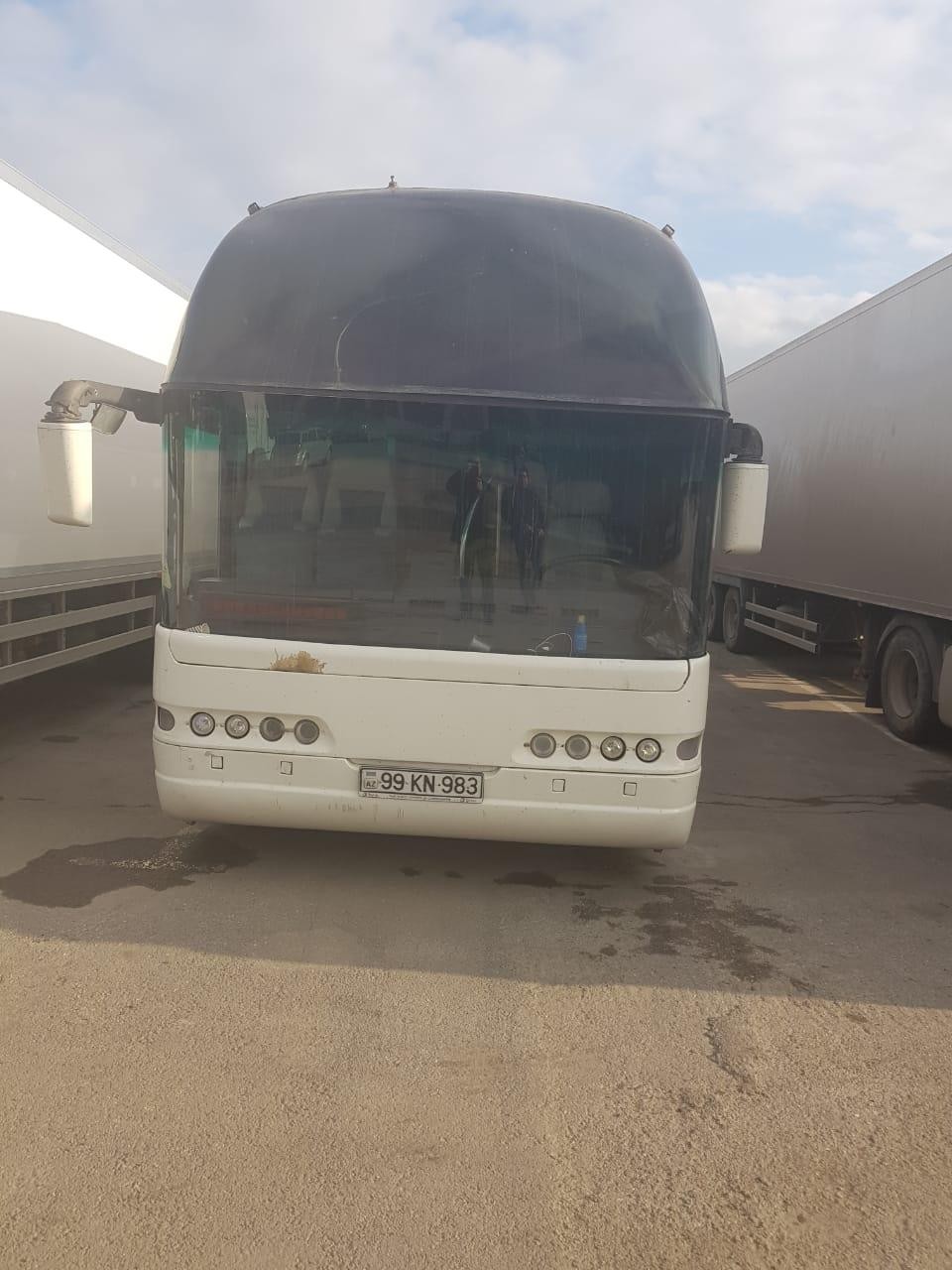 Daha bir azərbaycanlı köhnə avtobusu yenisi ilə əvəz etdi, gömrükdə tutuldu