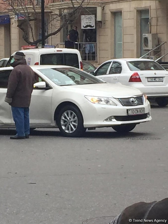 Qadın sürücü özünü “Nissan”dan yola atdı - Bakıda (FOTOLAR)