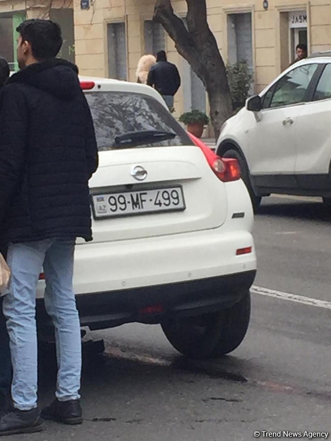 Qadın sürücü özünü “Nissan”dan yola atdı - Bakıda (FOTOLAR)