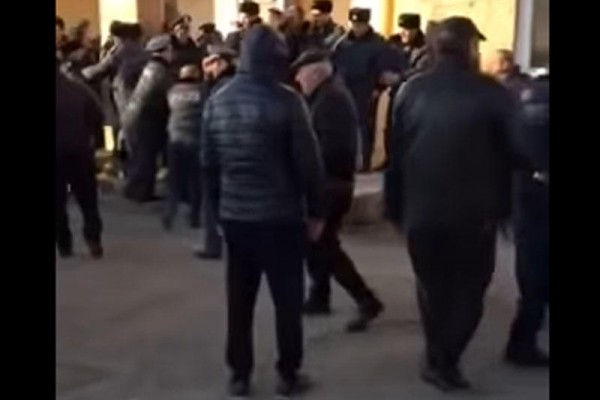 Ermənilər ayağa qalxdı: Polislə sakinlər arasında qarşıdurma - VIDEO