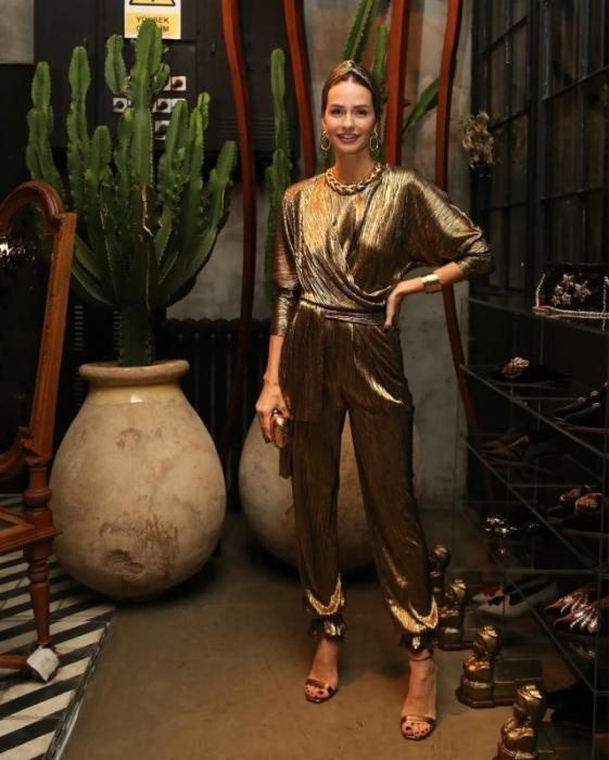 Aktrisa geyiminə görə lağa qoyuldu - FOTO