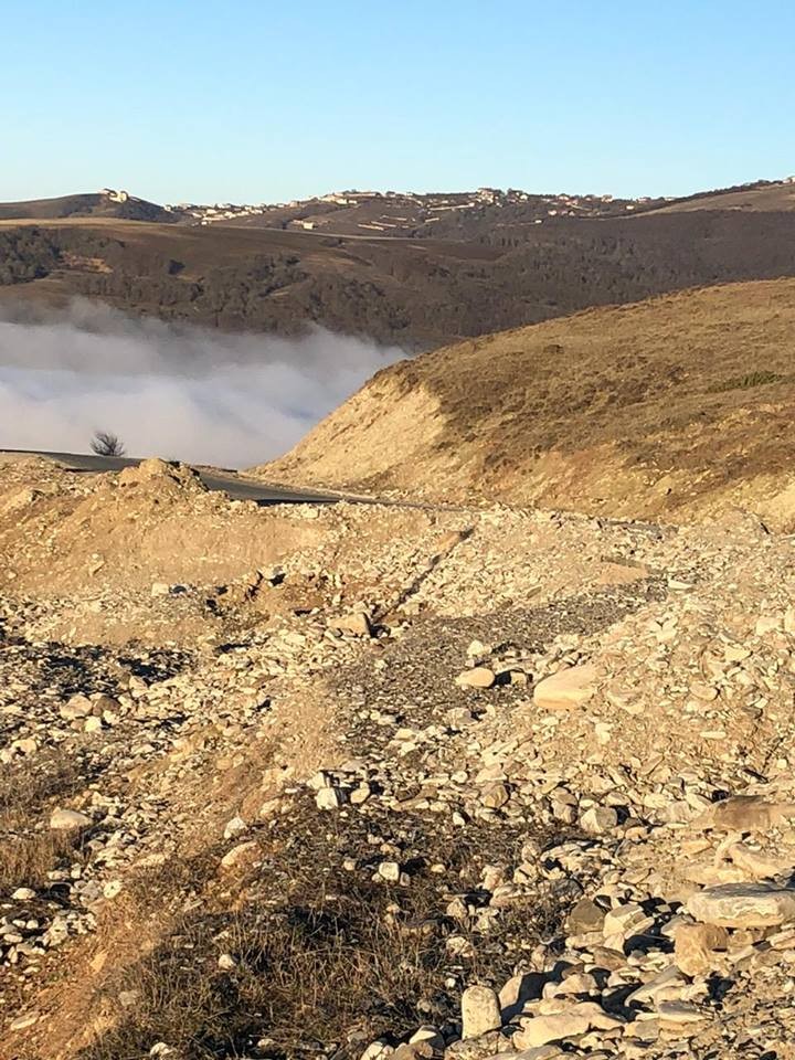 Zəlzələ yollara da ziyan vurdu - Sürüşmə oldu (FOTO)