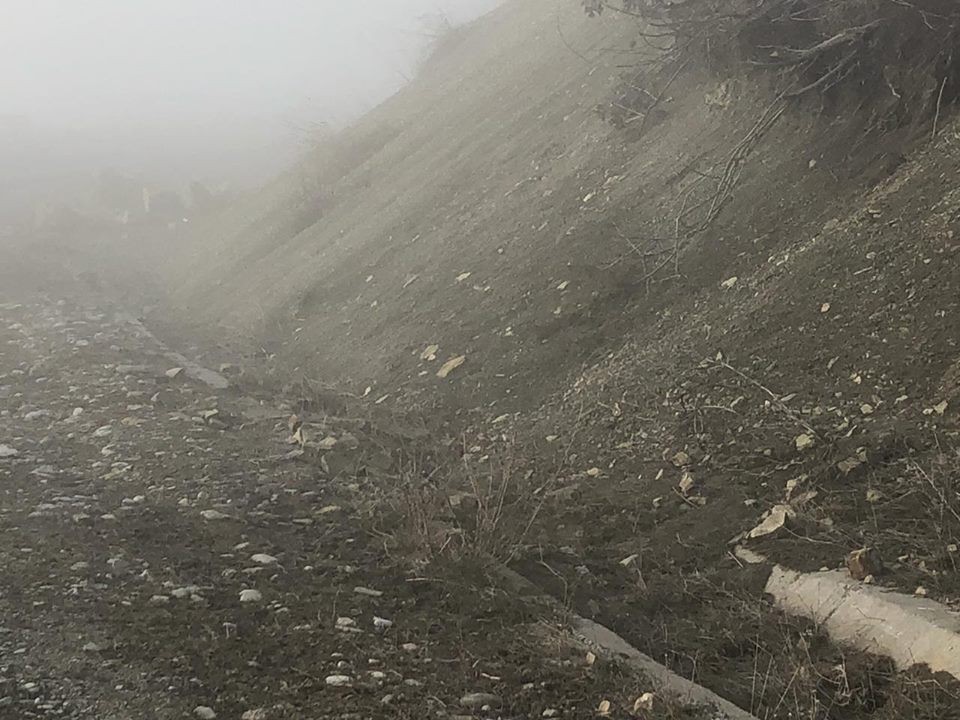 Zəlzələ yollara da ziyan vurdu - Sürüşmə oldu (FOTO)