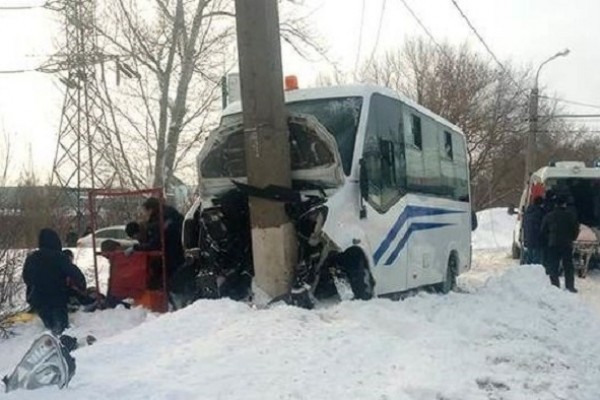 Avtobus elektrik dirəyinə çırpıldı - 19 nəfər yaralandı