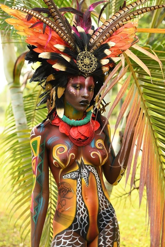 Bu festivala qadınlar çılpaq qatılır - FOTOLAR