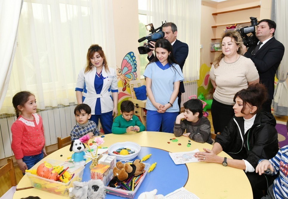 Mehriban Əliyeva doqquz yaşlı Ömərlə birgə rəsm çəkdi - FOTOLAR