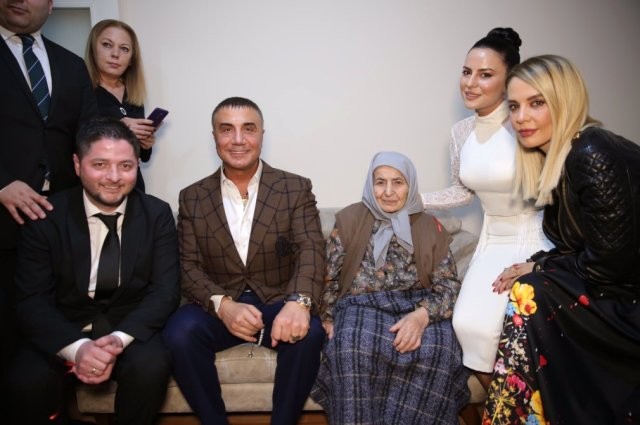 Mafiya lideri himayədarlıq etdiyi müğənnini nişanladı - FOTO (VİDEO)