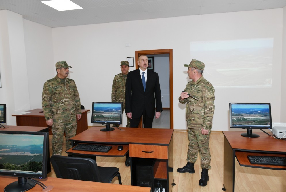 İlham Əliyev əsgərlərlə nahar etdi - FOTOLAR