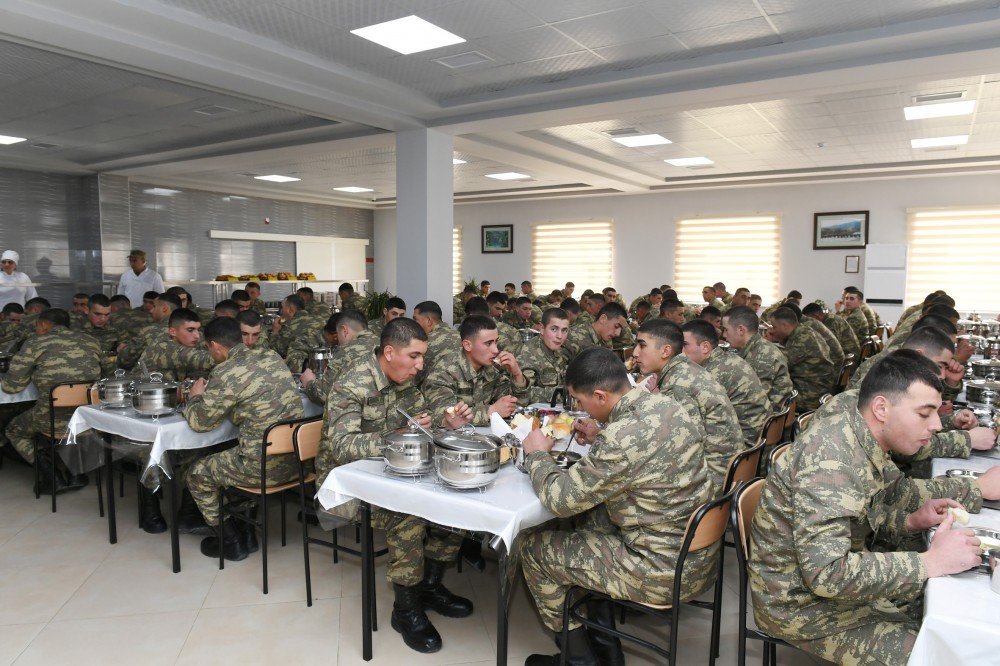 İlham Əliyev əsgərlərlə nahar etdi - FOTOLAR