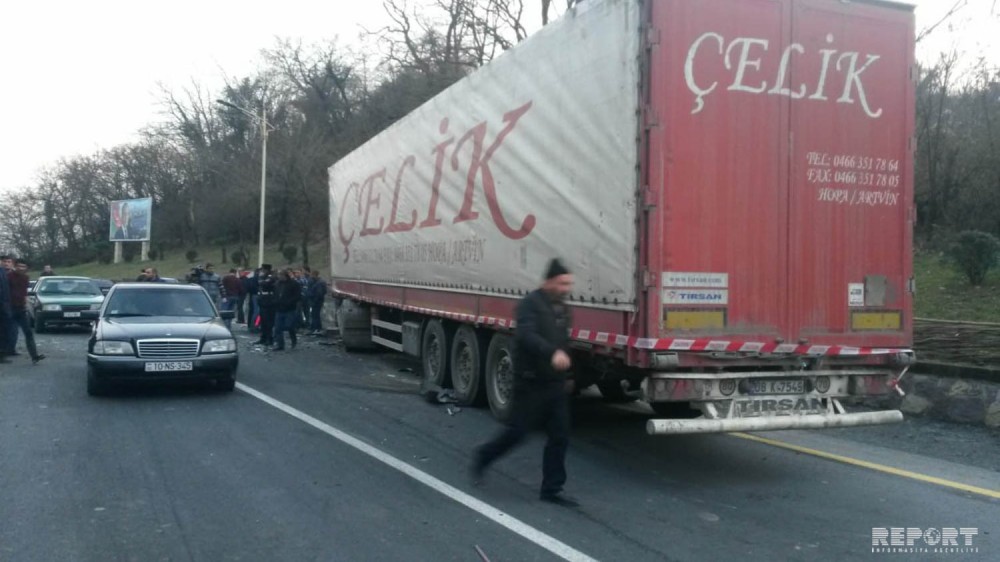 TIR minik avtomobiliylə toqquşdu: ölən və yaralanan var - FOTO