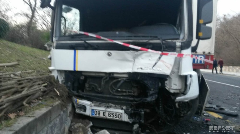 TIR minik avtomobiliylə toqquşdu: ölən və yaralanan var - FOTO