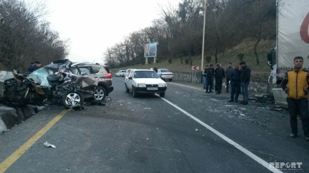 TIR minik avtomobiliylə toqquşdu: ölən və yaralanan var - FOTO