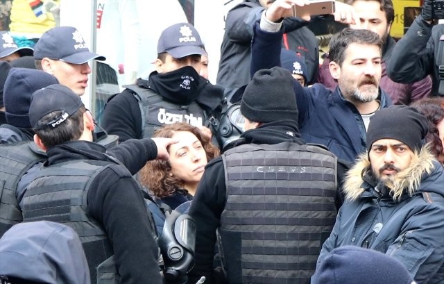 Millət vəkili polisin əlini dişlədi - FOTO (VİDEO)