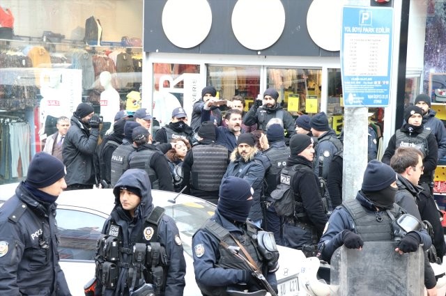 Millət vəkili polisin əlini dişlədi - FOTO (VİDEO)