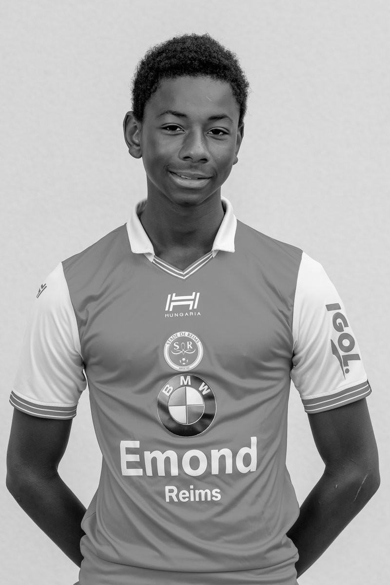 Futbolçu meydanda öldü - FOTO