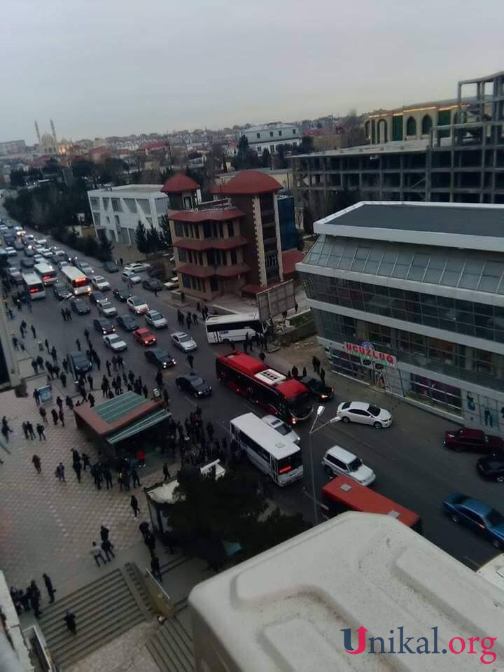 Avtobus reklam dirəyinə çırpıldı - FOTO
