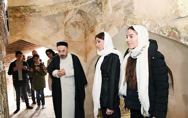 Mehriban Əliyeva “İmamzadə” kompleksində: “Quran” hədiyyə edildi - FOTOLAR