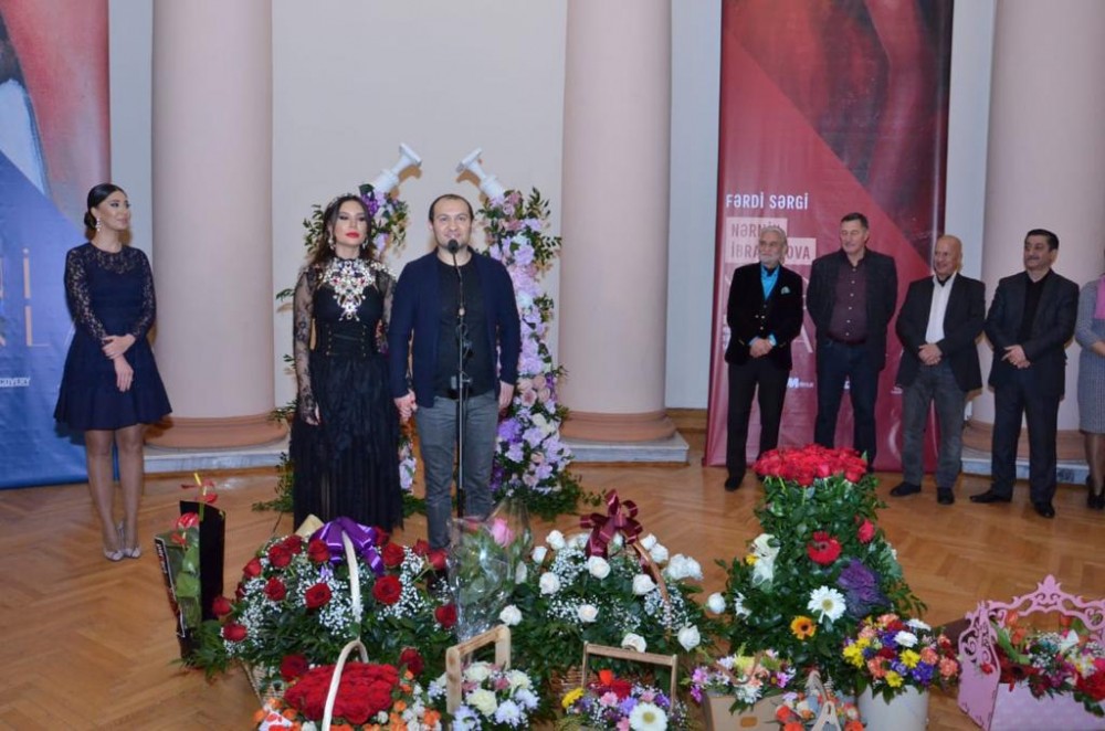 Sevgililər günü aparıcının xanımı rəsimləri ilə “Məni anla” dedi - FOTOLAR