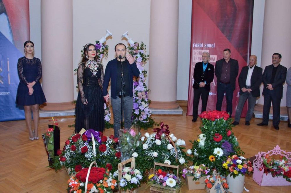 Sevgililər günü aparıcının xanımı rəsimləri ilə “Məni anla” dedi - FOTOLAR