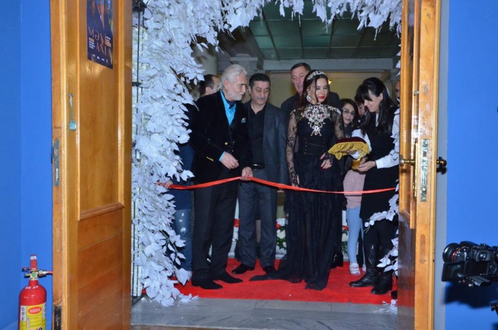 Sevgililər günü aparıcının xanımı rəsimləri ilə “Məni anla” dedi - FOTOLAR