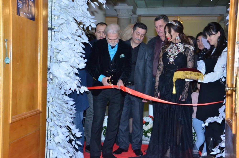 Sevgililər günü aparıcının xanımı rəsimləri ilə “Məni anla” dedi - FOTOLAR