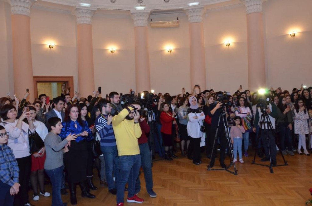 Sevgililər günü aparıcının xanımı rəsimləri ilə “Məni anla” dedi - FOTOLAR