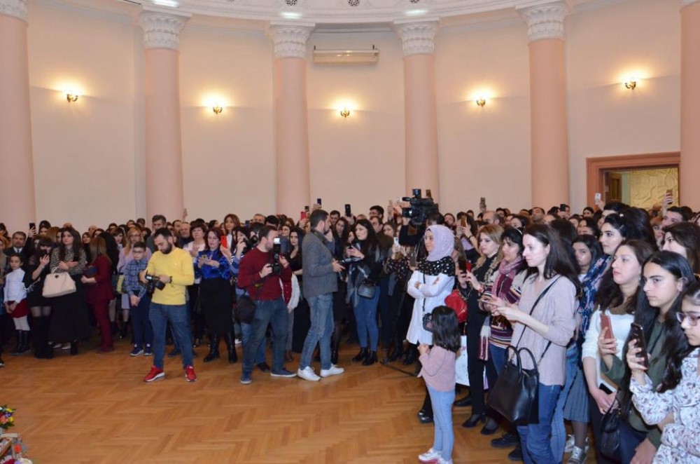 Sevgililər günü aparıcının xanımı rəsimləri ilə “Məni anla” dedi - FOTOLAR