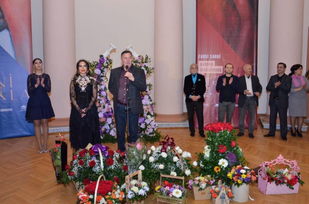 Sevgililər günü aparıcının xanımı rəsimləri ilə “Məni anla” dedi - FOTOLAR