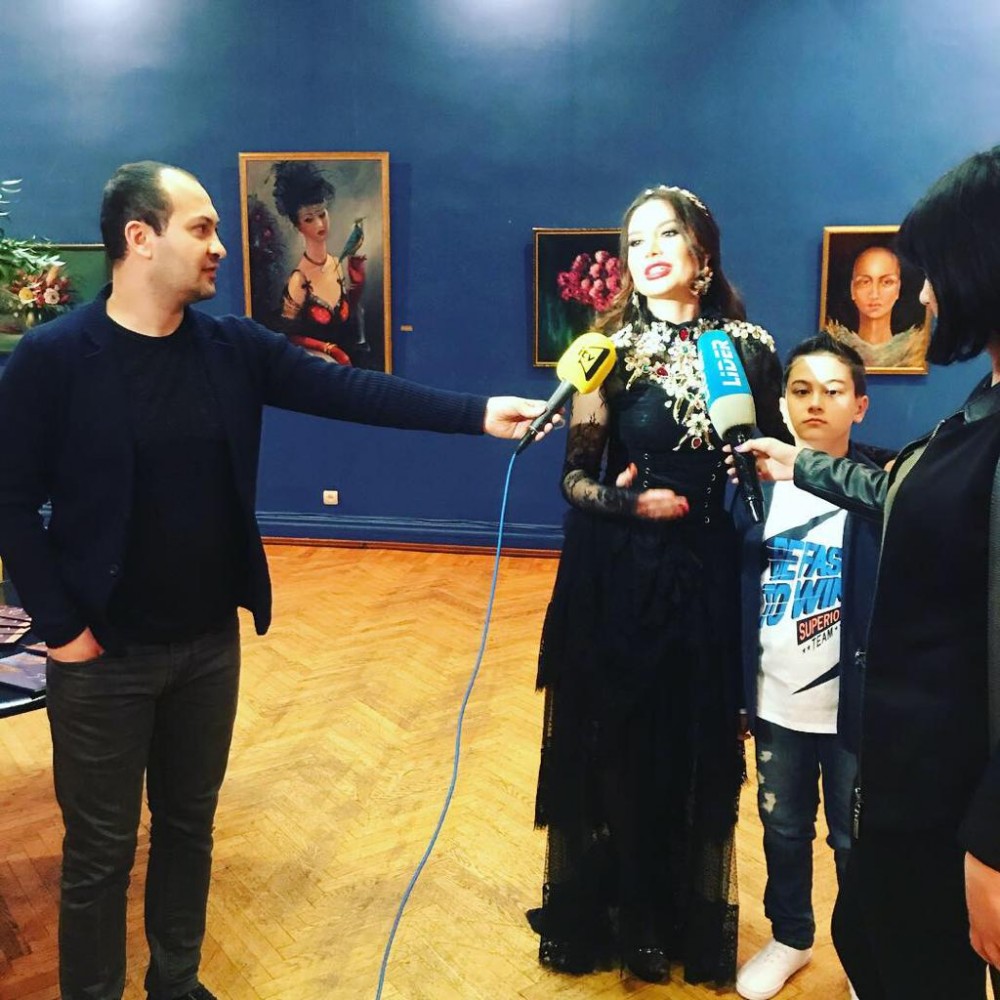 Sevgililər günü aparıcının xanımı rəsimləri ilə “Məni anla” dedi - FOTOLAR