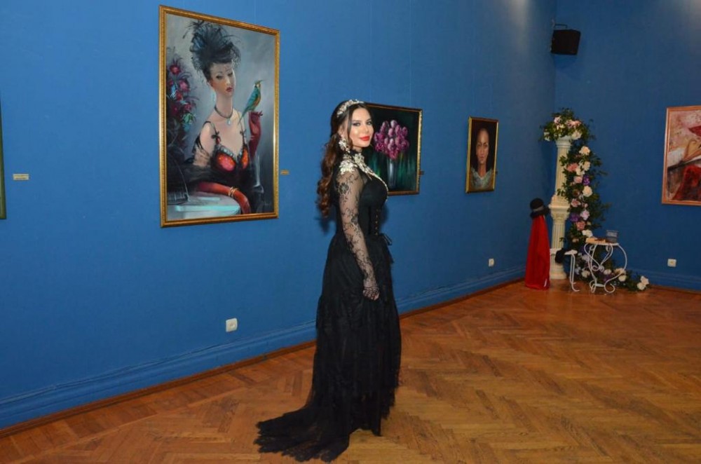 Sevgililər günü aparıcının xanımı rəsimləri ilə “Məni anla” dedi - FOTOLAR