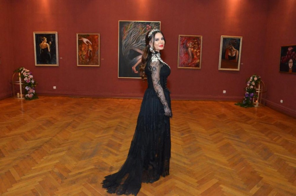 Sevgililər günü aparıcının xanımı rəsimləri ilə “Məni anla” dedi - FOTOLAR