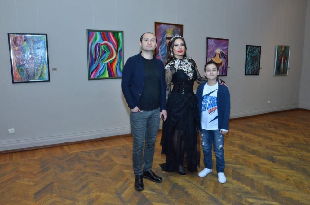 Sevgililər günü aparıcının xanımı rəsimləri ilə “Məni anla” dedi - FOTOLAR