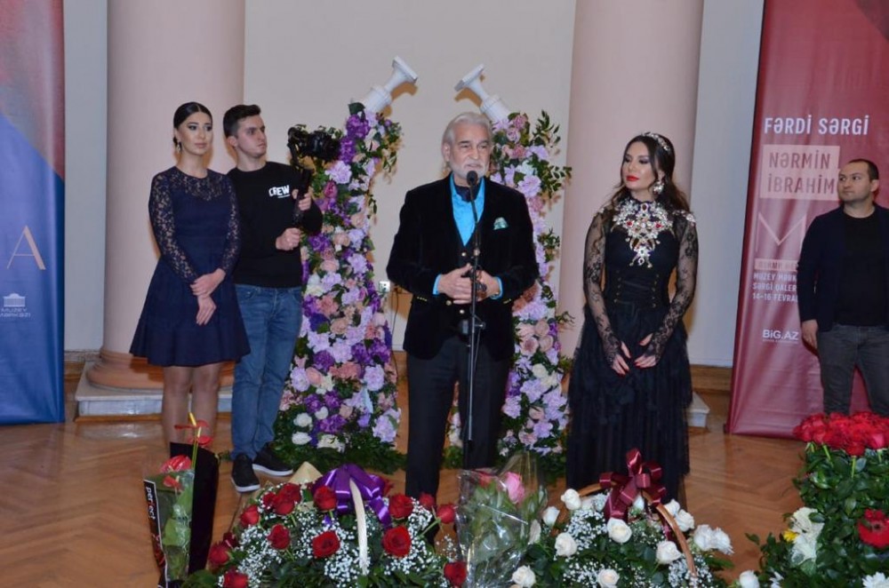 Sevgililər günü aparıcının xanımı rəsimləri ilə “Məni anla” dedi - FOTOLAR