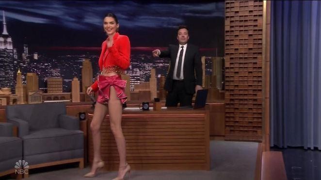 Məşhur modelə verilişdə ayaqqabı yedirtdilər - FOTOLAR