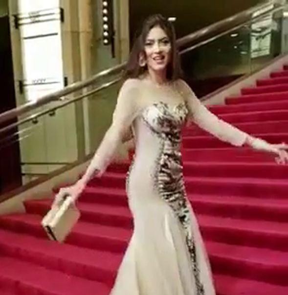 Poz vermək istəyərkən yıxıldı - FOTO