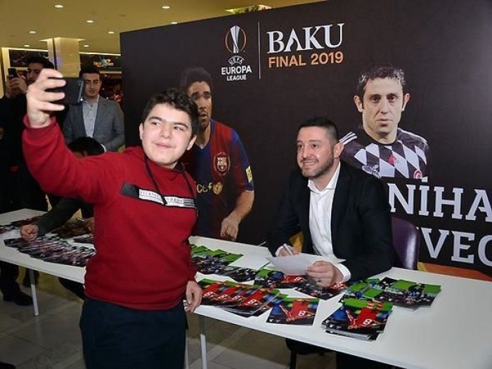 Ulduz futbolçular Bakıda azarkeşlərlə görüşüb - FOTOLAR