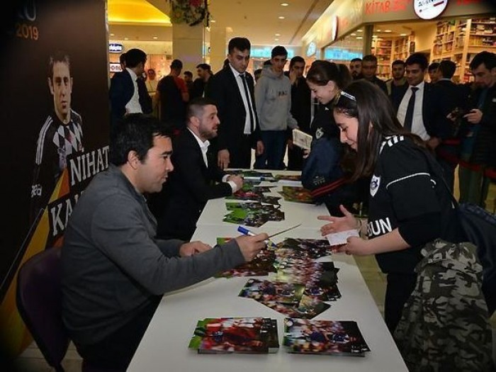Ulduz futbolçular Bakıda azarkeşlərlə görüşüb - FOTOLAR